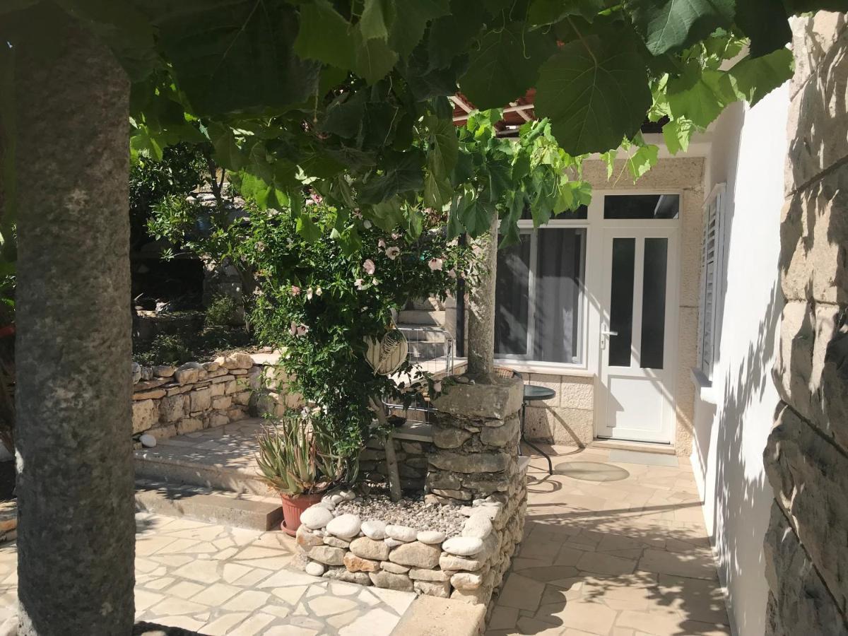 شقة Apartman Flora'S Garden كورتْشولا المظهر الخارجي الصورة